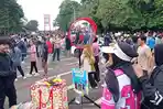 Pengunjung-Car-Free-Day-memanfaatkan-mirror-selfie.jpg