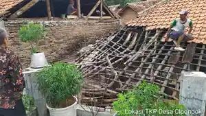 rumah-rusak-dampak-gempa-brebes.jpg