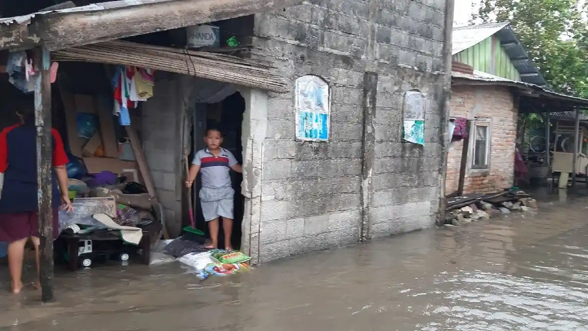 Warga Sekitaran Pesisir Tanjungpendam Sempat Panik Diterjang Gelombang Pasang