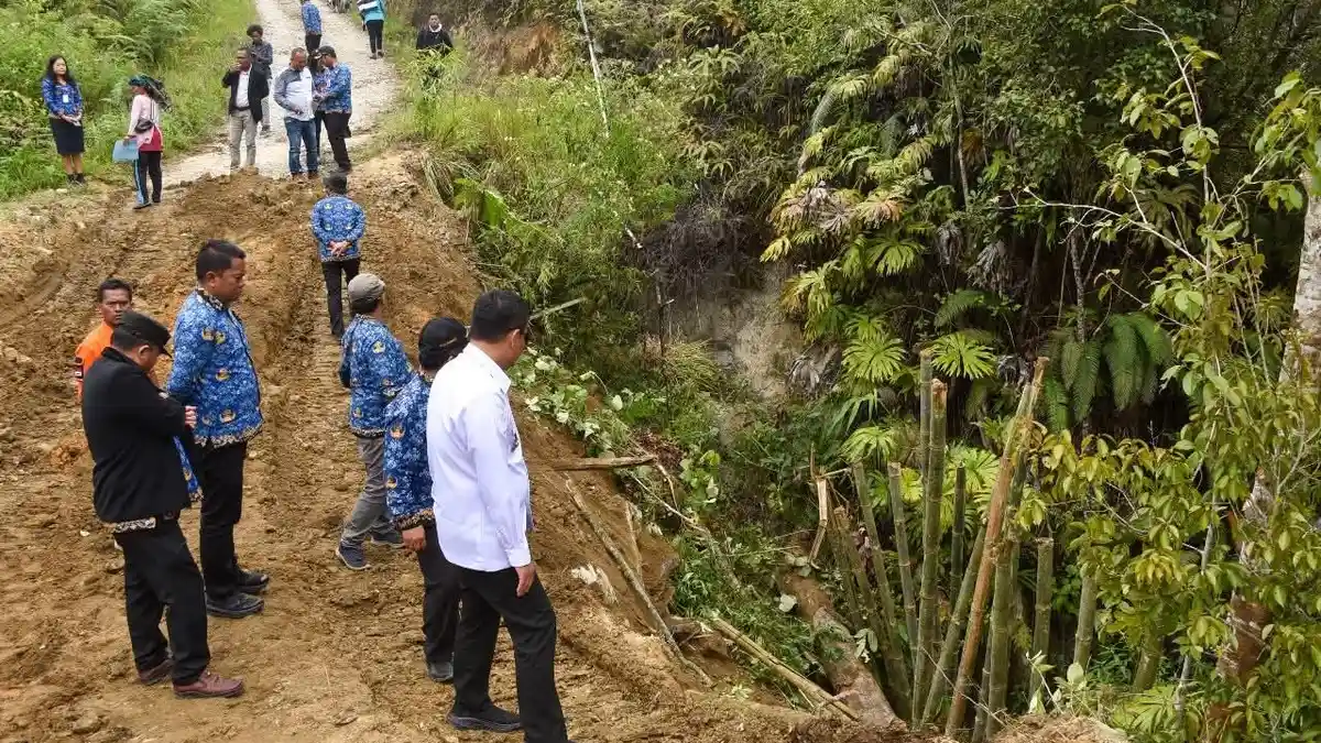 Bupati Oloan Nababan Terjunkan Alat Berat Perbaiki Jalan Longsor Antar Dusun di Desa Sampetua