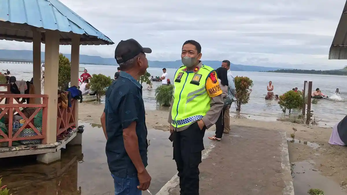 Wakapolres Toba Sambangi Pengunjung yang Berwisata di Pasir Putih