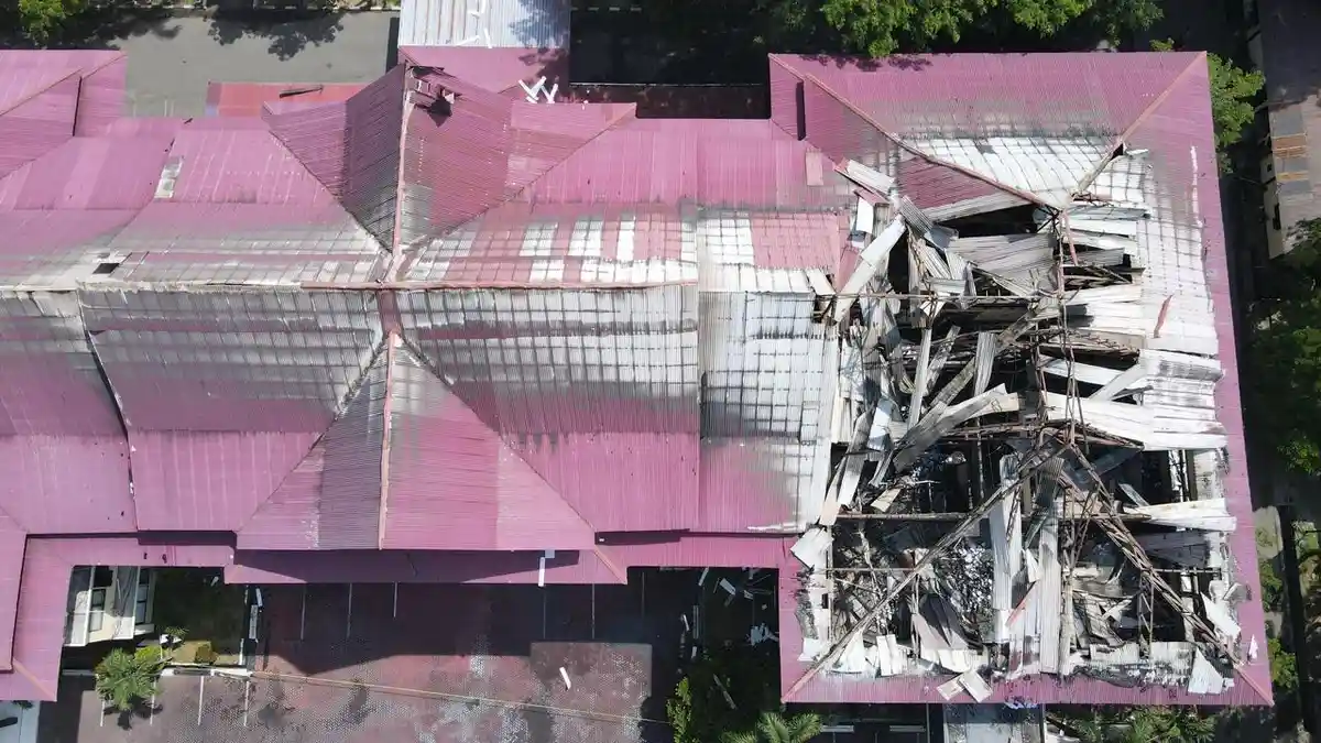 FOTO-FOTO Kebakaran Polda Gorontalo Dilihat dari Udara, Tampak Satu Gedung Utama Parah - Potret-kondisi-atap-gedung-lantai-3-Markas-Polda-Gorontalo-diamati-dari-drone.jpg