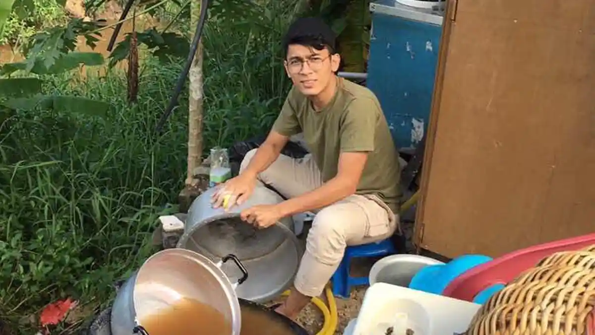Foto Pria Ganteng Sedang Nyuci Piring ini Mendadak jadi Viral, Bikin Para Cewek Baper Ingin Kenalan!
