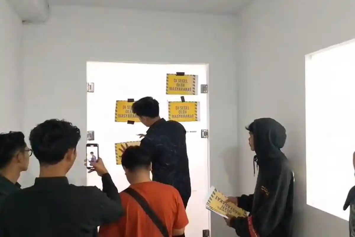 Kecewa 15 Tahun Jalan Rusak Tak Diperbaiki, Warga Parungponteng Segel Kantor Bupati Tasikmalaya