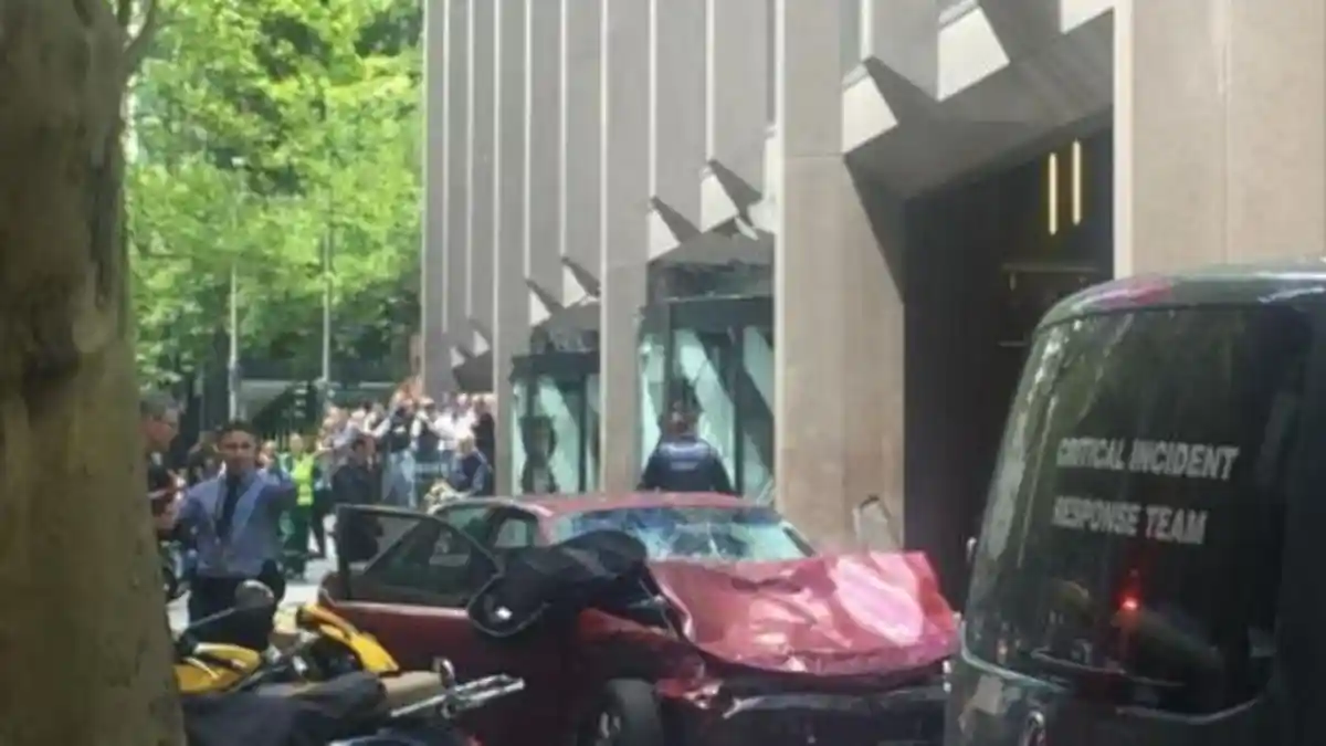 Seorang Pria Sengaja Tabrakan Mobilnya ke Pejalan Kaki, 3 Orang Tewas dan Puluhan Luka-luka