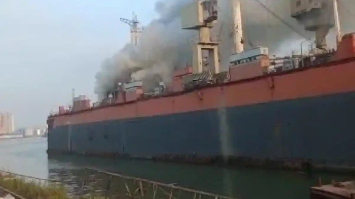 Kapal Cargo Anugerah Makmur Sejahtera Terbakar di Surabaya, Api Berasal dari Ruang Mesin