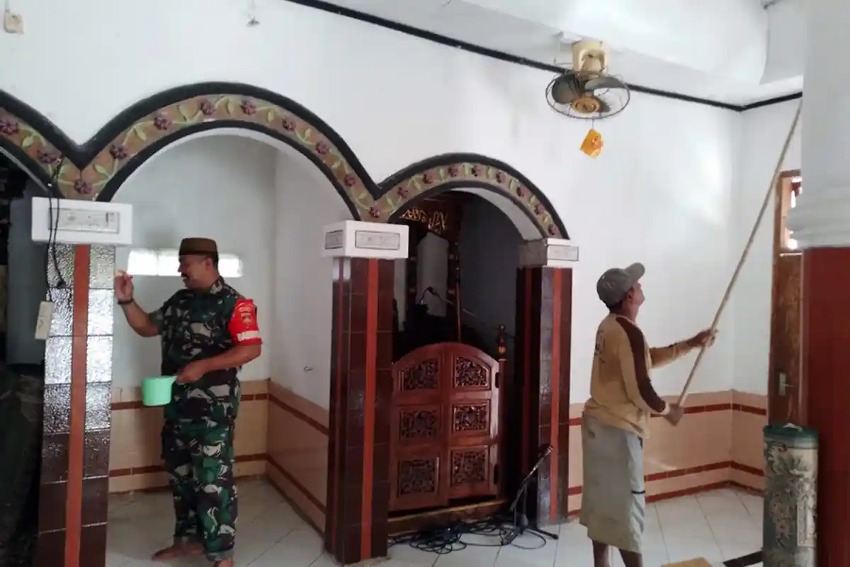 Berkah Ramadan Warga Kendaldoyong Demak, Pak Bhabin Bantu Mengecat Masjid