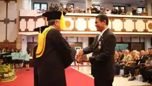 Mentan-raih-penghargaan.jpg