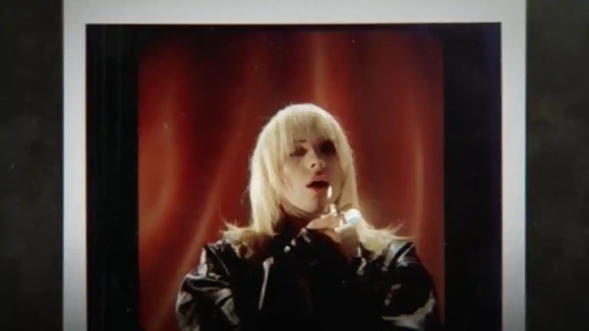 Terjemahan Lirik Lagu Blue - Billie Eilish: I Try to Live in Black and White, But I'm So Blue