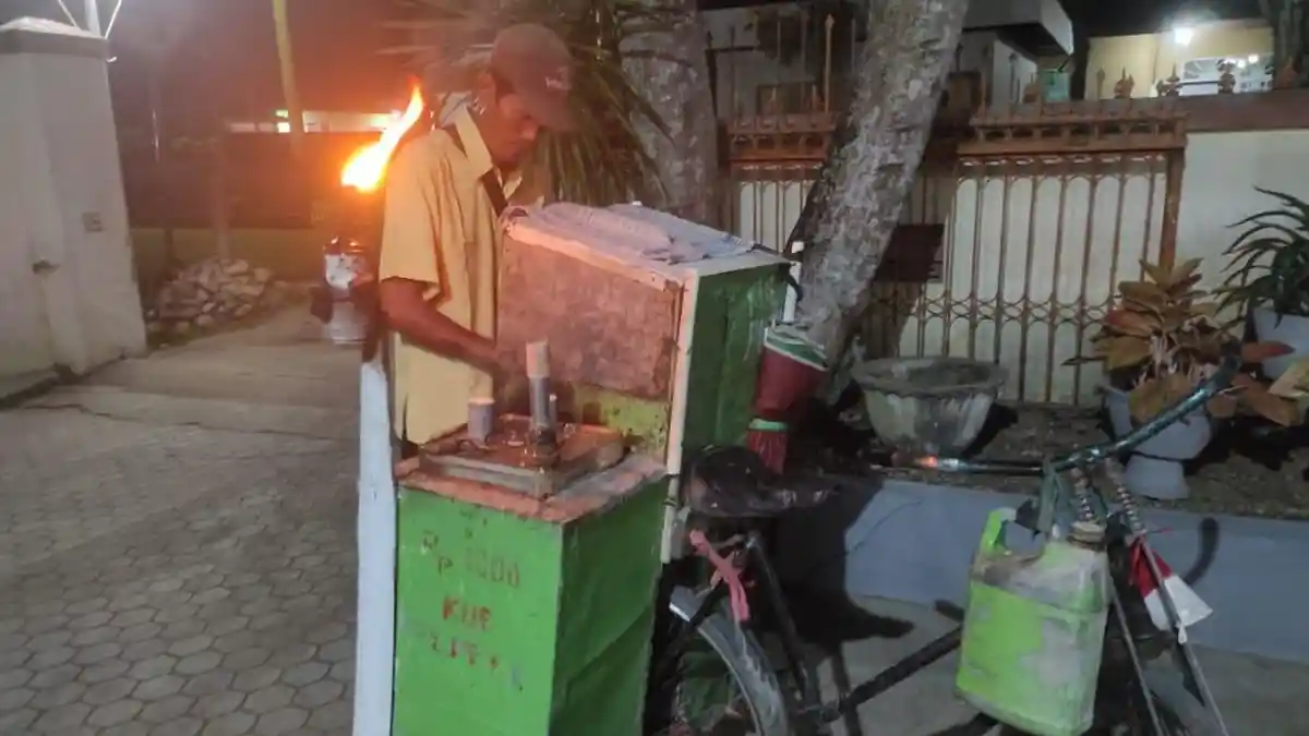Kisah Wahyu Tora, 10 Tahun Merantau Jual Kue Putu Demi Sekolahkan 4 Anak di Kampung