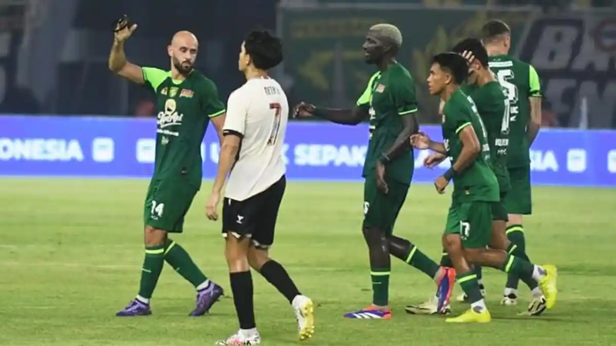 Gelandang Persebaya M Rashid Persembahkan Gol ke Gawang PSM Makassar ...