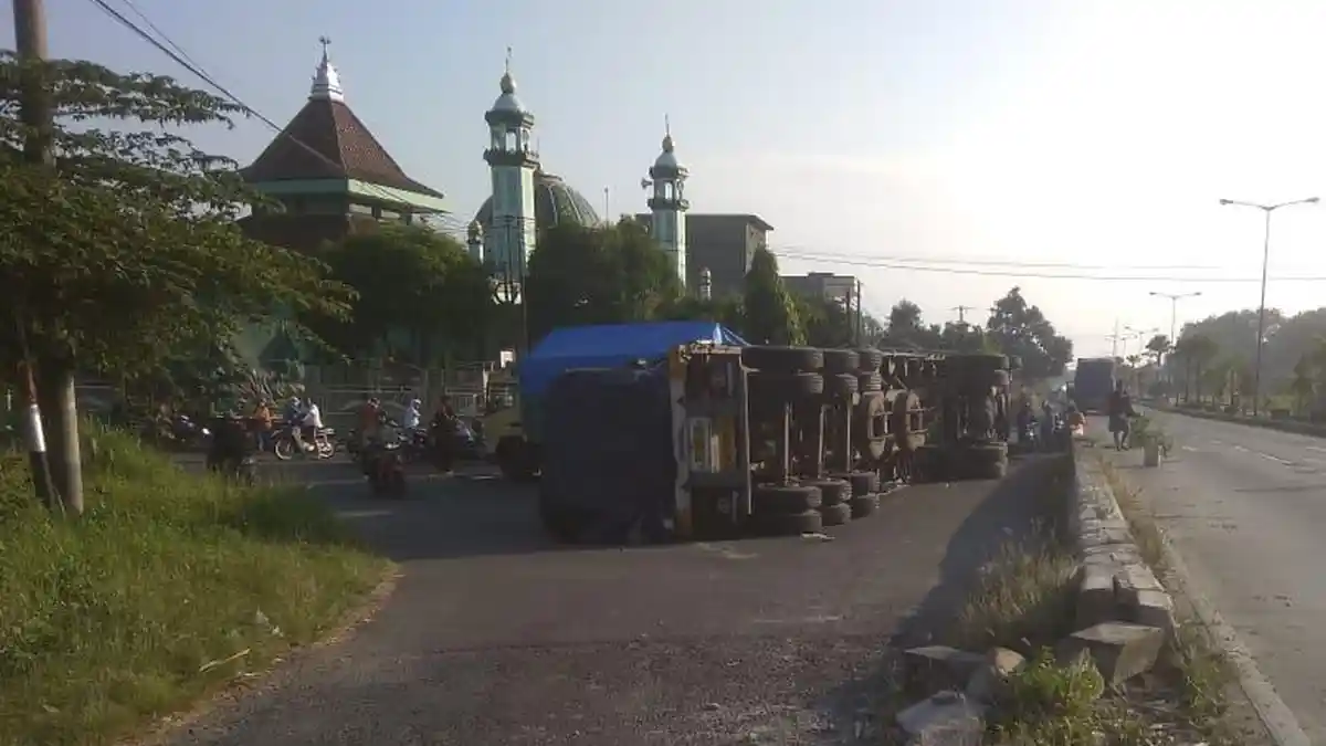 Truk T‎erguling di Jalan Lingkar Kudus, Bermula dari Sopir yang Kaget ada Pemotor Potong Jalan