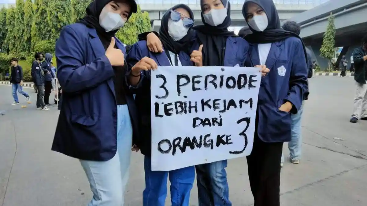 FOTO: Unjuk Rasa Mahasiswa Makassar, ‘3 Periode Lebih Kejam dari Orang Ketiga’