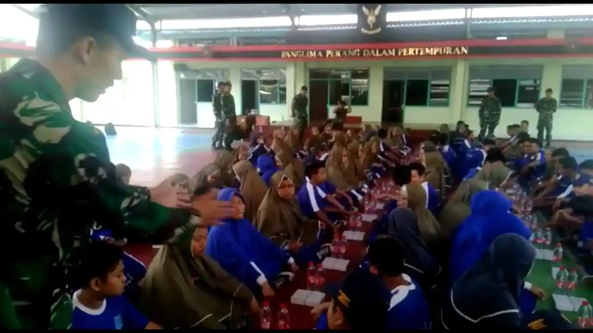 SMP Muhammadiyah Simpon Solo Kuatkan Wawasan Kebangsaan dengan Kopassus