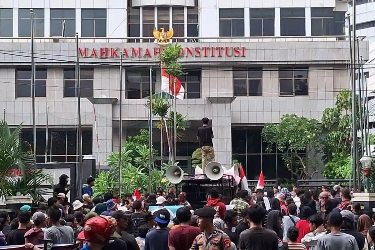 Meski Sudah Tunjukkan Ijazah ke Publik, Arsul Sani Tetap Didemo, Diminta Mundur dari Hakim MK