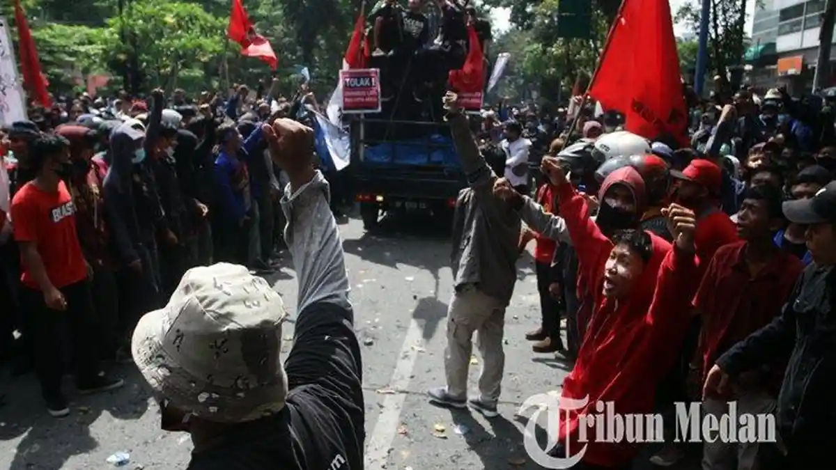 Akhirnya, Polisi Tangkap Dua Orang yang Diduga Lempar Batu dari Atap DPRD Medan saat Demo