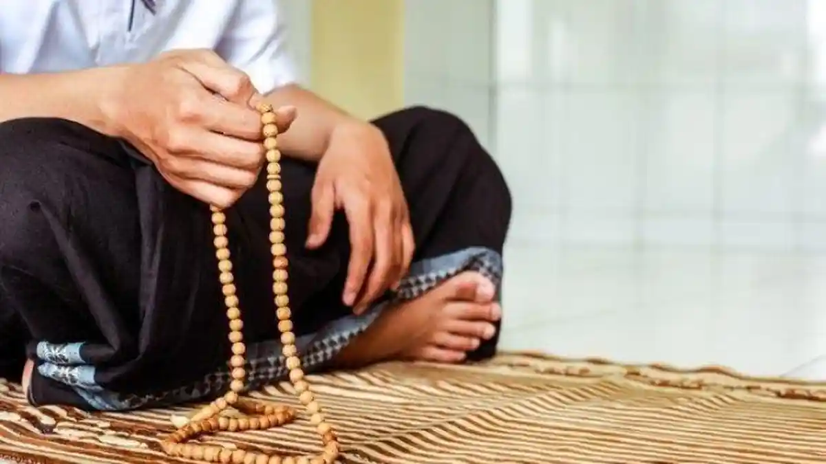 Bacaan Dzikir Sesudah Sholat Fardhu 5 Waktu, Lengkap Teks Arab, Latin, dan Artinya
