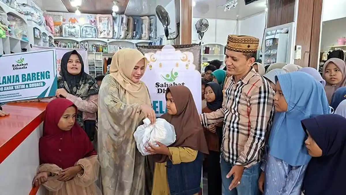 100 Anak Yatim dan Duafa Beli Baju Lebaran Didampingi Istri Bupati Pidie