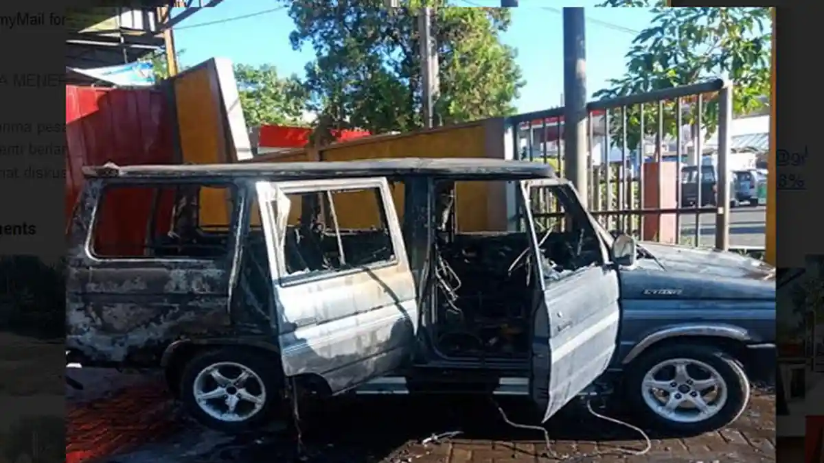 BREAKING NEWS - Mobil di Tempat Cucian Kepanjen Malang Terbakar, Pemuda Jadi Korban