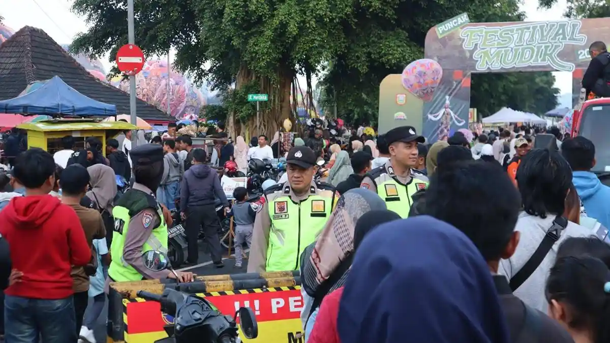 Rela Datang Sejak Subuh, Ribuan Warga Padati Puncak Festival Balon Udara di Wonosobo
