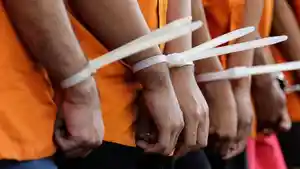 ilustrasi-pelaku-kejahatan-dengan-tangan-diborgol.jpg