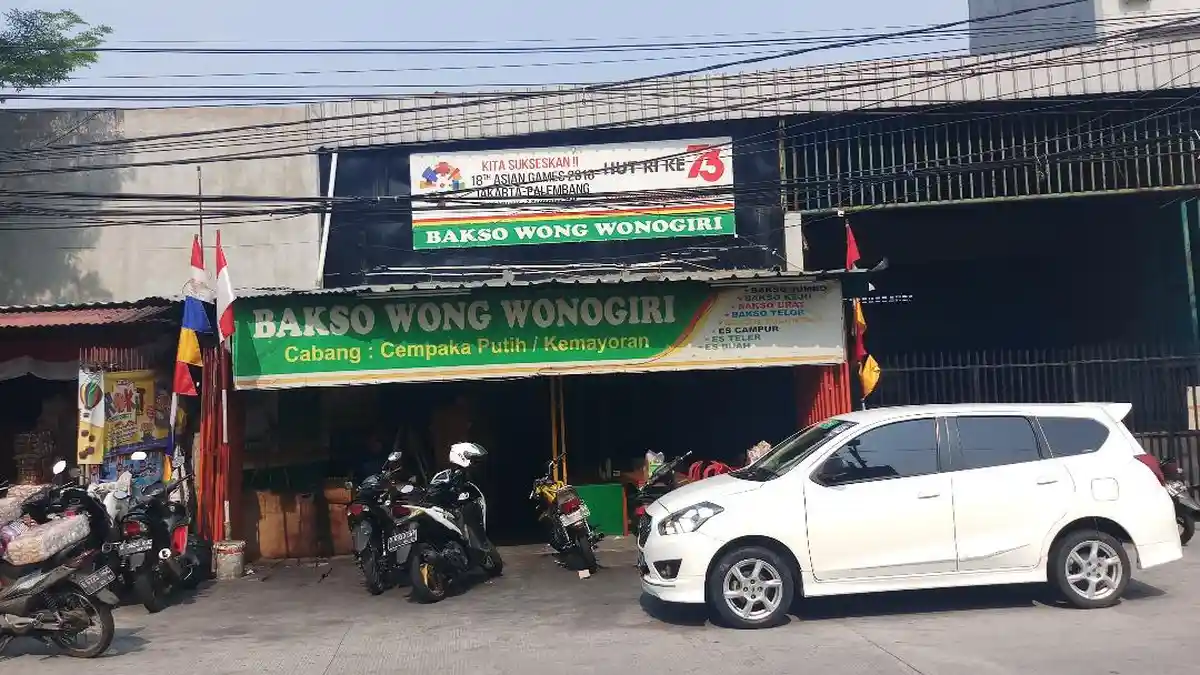 Penjual Bakso Dekat Wisma Atlet Kemayoran Bercucuran Keringat Layani Pembeli Warga Asing