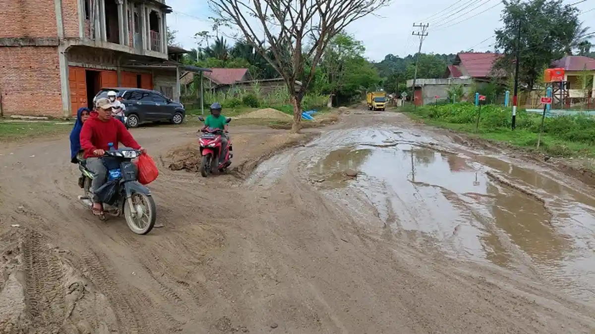 Rusak Parah, Warga Berharap Jalan Rusak di Blang Barom Segmen 1 Proyek Multiyears Segera Diperbaiki