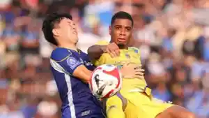 Penyerang-Persib-Bandung-Uilliam-Barros-kanan-terlibat-duel-dengan-pemain-PSIM.jpg