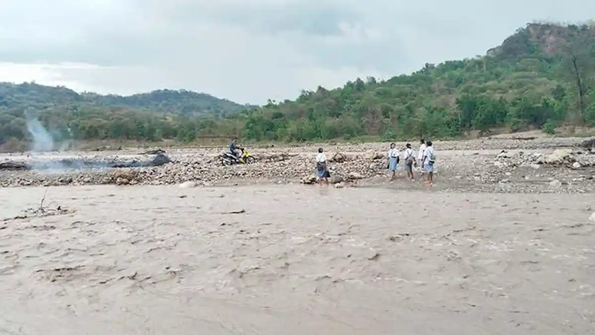 Akses Terputus, Warga TTS Terjebak Banjir di Sungai Noeleke NTT