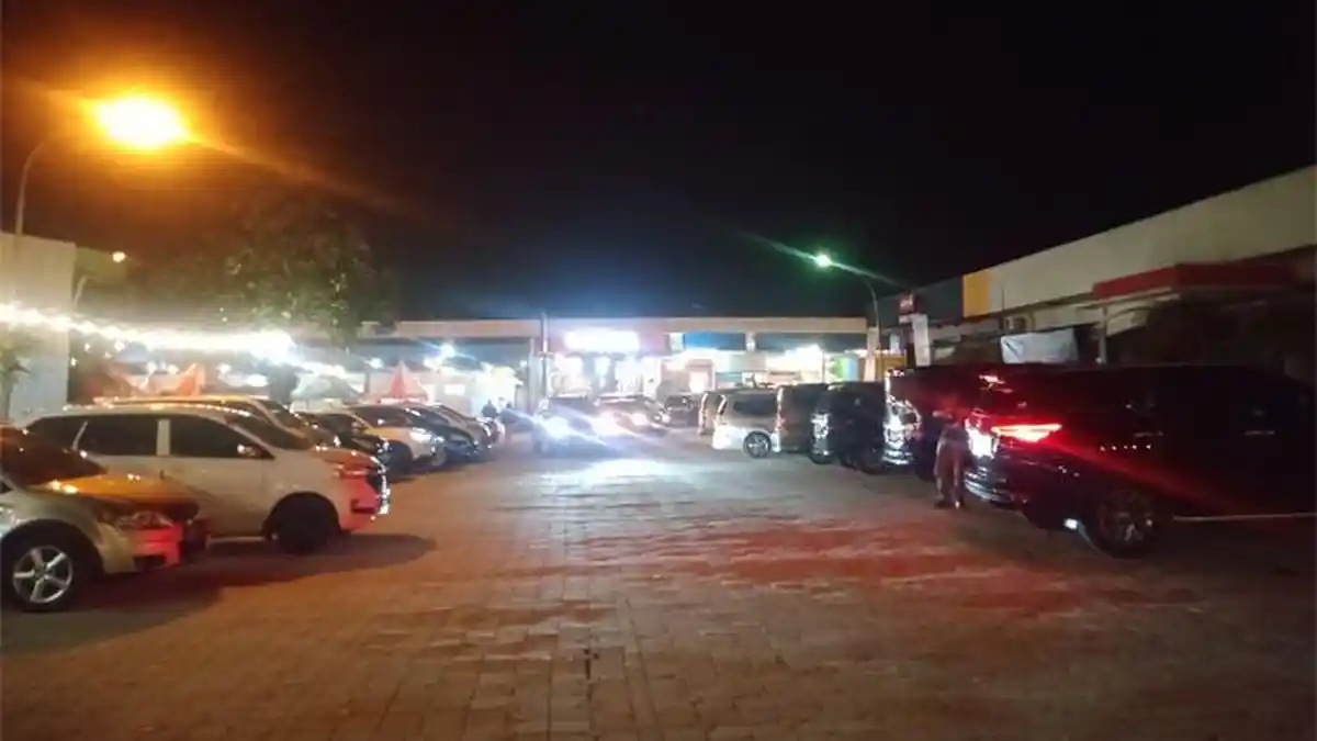 H-2 Lebaran, Para Pemudik Sahur di Rest Area KM 72 A Tol Cipularang