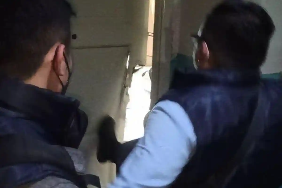 POTRET Petugas Dihalangi Sejumlah WN China saat Melakukan Razia Keimigrasian di Apartemen