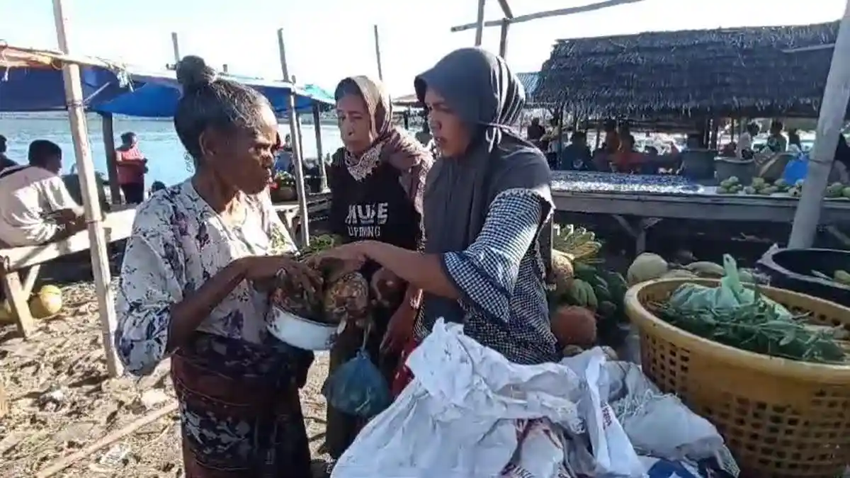 Tradisi Pasar Barter Momen Silahturahmi Antara Warga Pesisir dan Pegunungan di Sikka NTT 