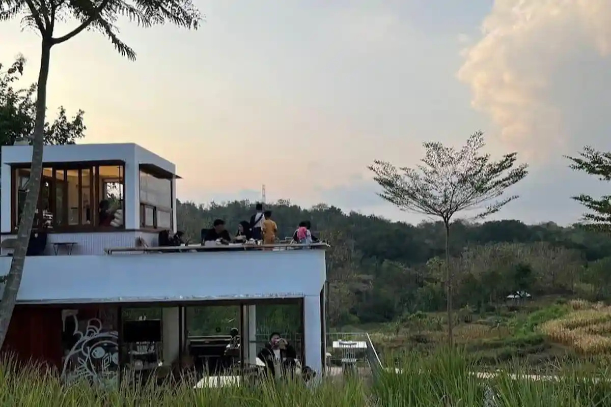 3 Rekomendasi Kafe dengan Pemandangan Langit Sore di Jogja