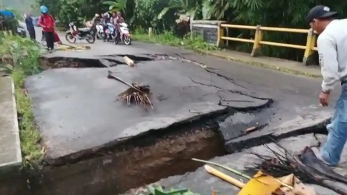 BREAKING NEWS Jembatan Penghubung Pesawaran-Bandar Lampung Ambles
