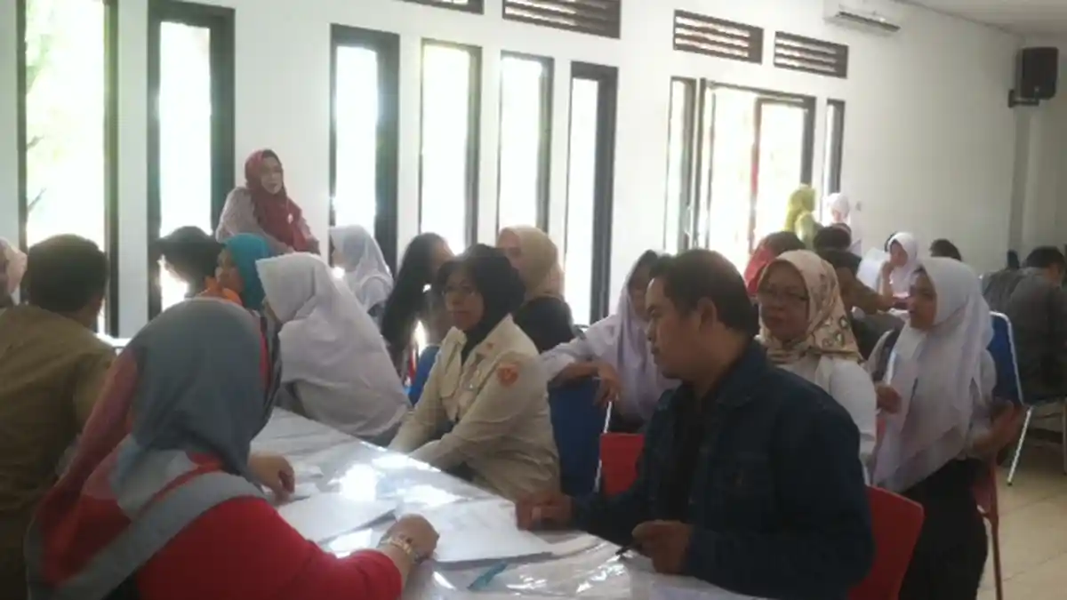 Siswa dan Orang Tua Mereka Antre Berjam-jam untuk Daftar Ulang di SMKN 9 Bandung