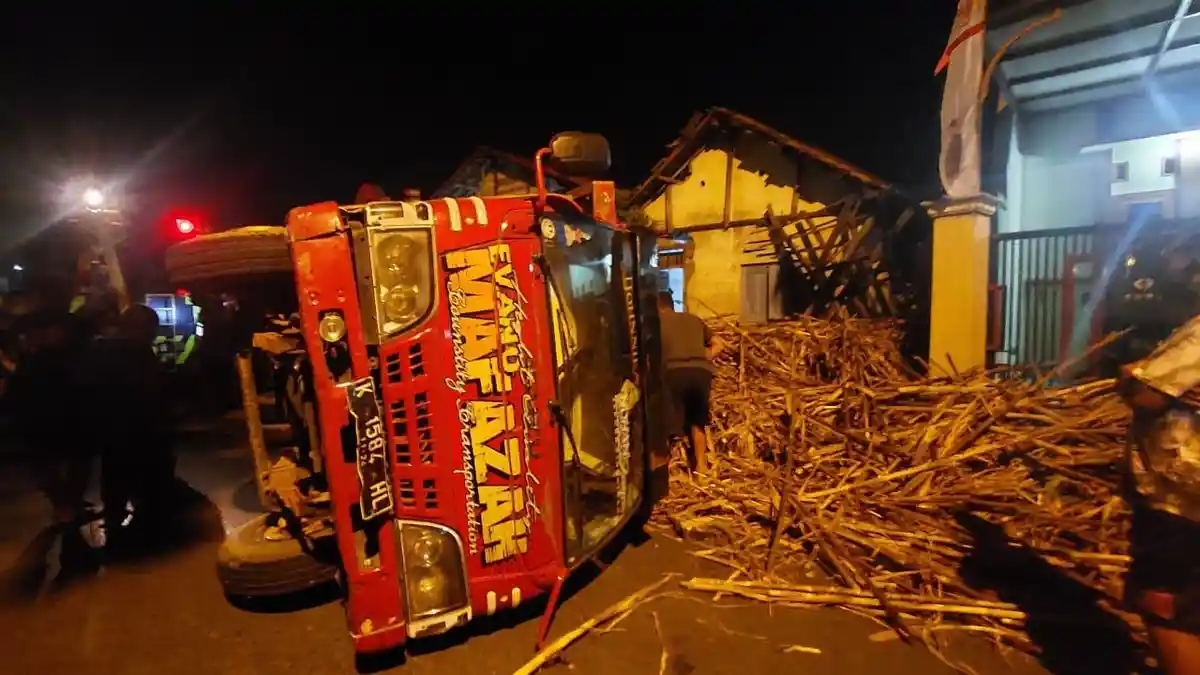 Nongkrong di Depan Rumah, Dua Warga Kudus Diseruduk Truk Pengangkut Tebu, Begini Kondisi Korban