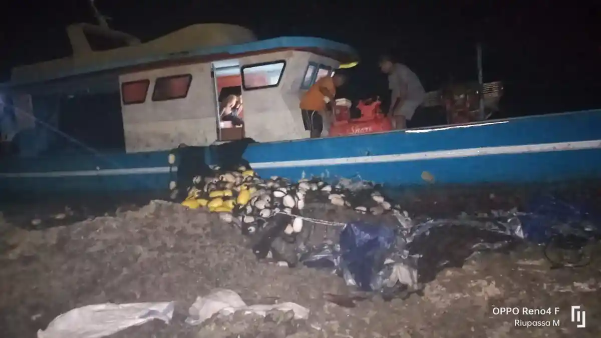 Diterjang Ombak Saat Melaut, Perahu Warga Karatung Terdampar di Pantai Lalue Talaud Sulawesi Utara