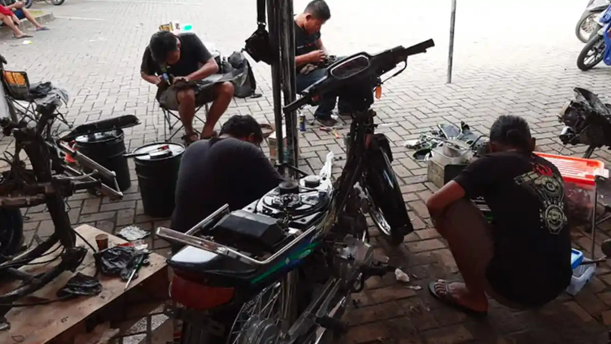 Bantu Pekerja Jalanan, Bold Riders Surabaya Restorasi Total Empat Motor Milik Warga