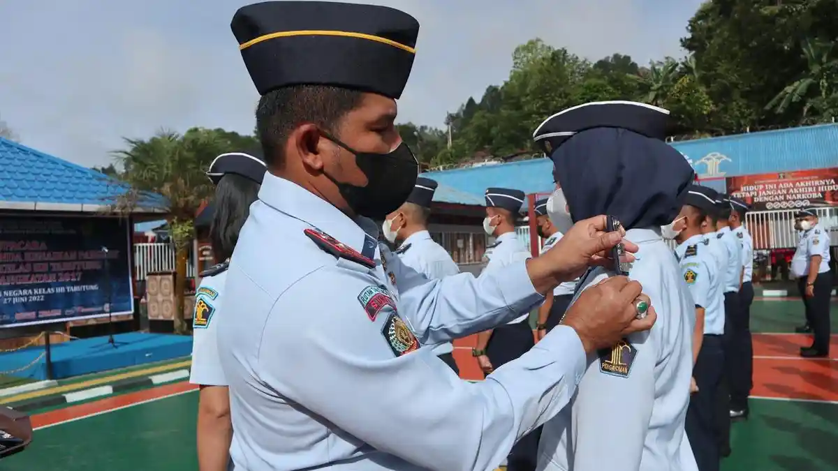 Rutan Tarutung Gelar Upacara Penyematan Tanda Kenaikan Pangkat kepada 17 Orang Pegawai