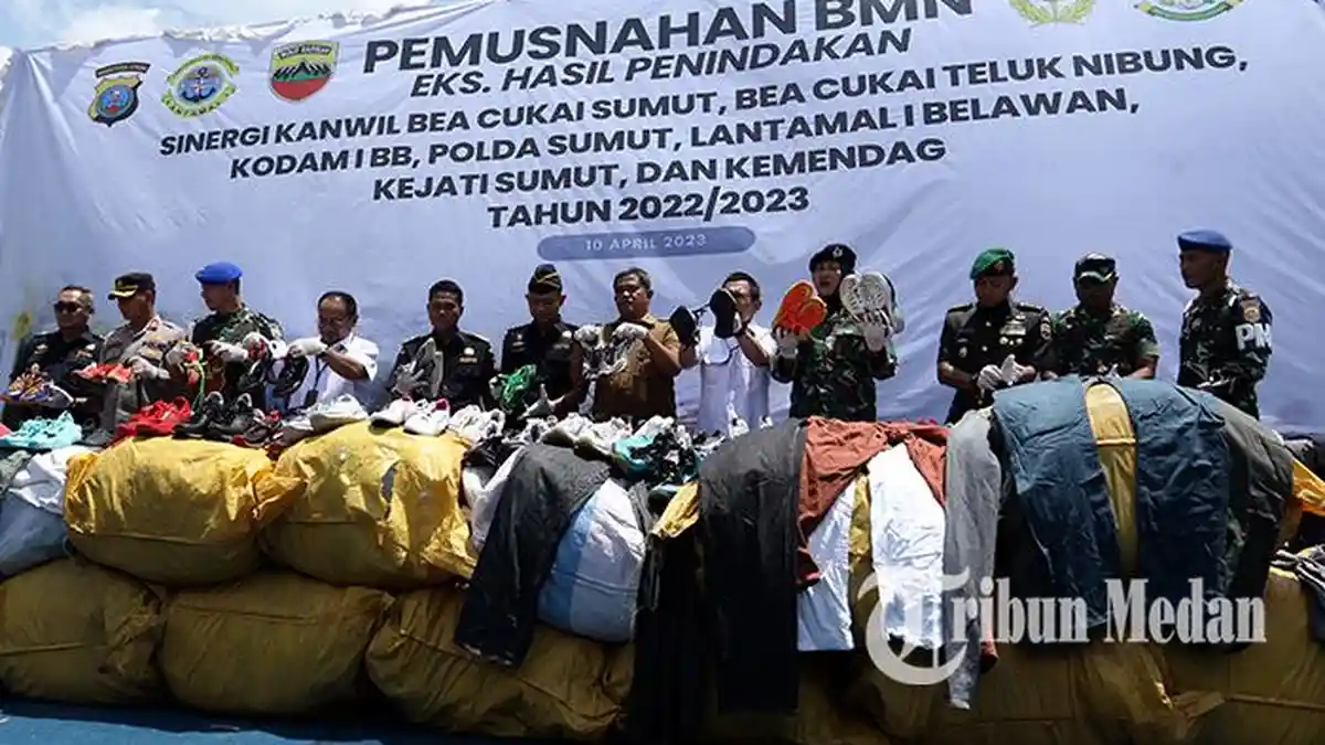 Berita Foto: Bea Cukai Sumut Musnahkan Pakaian Bekas Impor dan Obatan Herbal Seludupan - 10042023_PEMUSNAHAN_PAKAIAN_BEKAS_IMPOR_DANIL_SIREGAR_4jpg.jpg