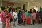 Warga Antre Sembako Murah