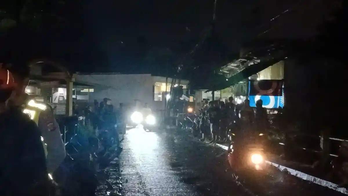 Breaking News - Seorang Warga Tasikmalaya Diduga Hanyut Terbawa Arus Sungai Cilamanjang