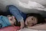 Viral Anak Perempuan di Turki Lindungi Adik dari Puing Gempa, Memohon Diselamatkan