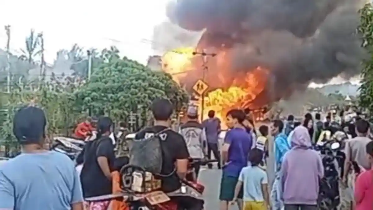 Breaking News 4 Rumah di Sungai Uma Bulungan Terbakar, Api Cepat Menjalar Adanya Angin Kencang