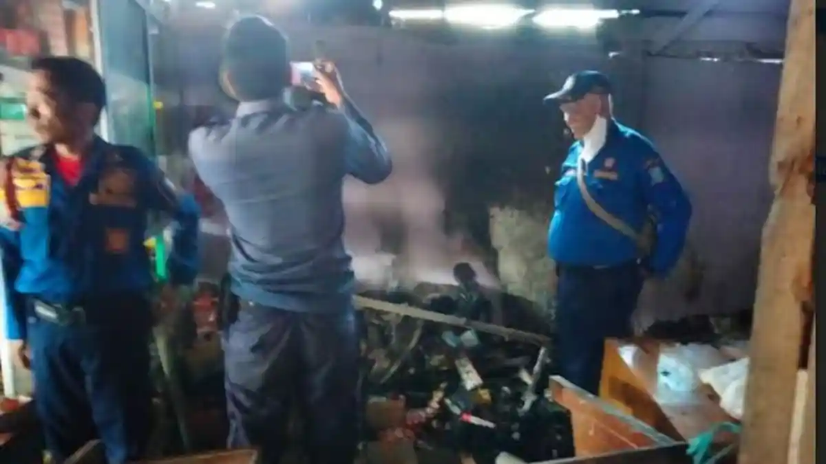 Anaknya Nyalakan Obat Nyamuk, Warung Sembako Milik Warga Serang Hangus Terbakar