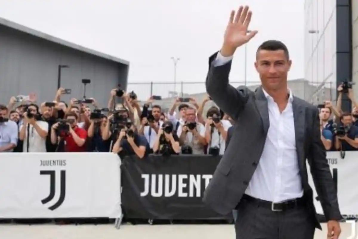 Cristiano Ronaldo Sampai di Turin Pakai Jet Pribadi, Yuk Intip Sambutan Fans Juventus & Kostumnya