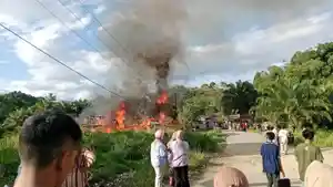 RUMAH-DI-GUNUNG-BAKTI-TERBAKAR.jpg
