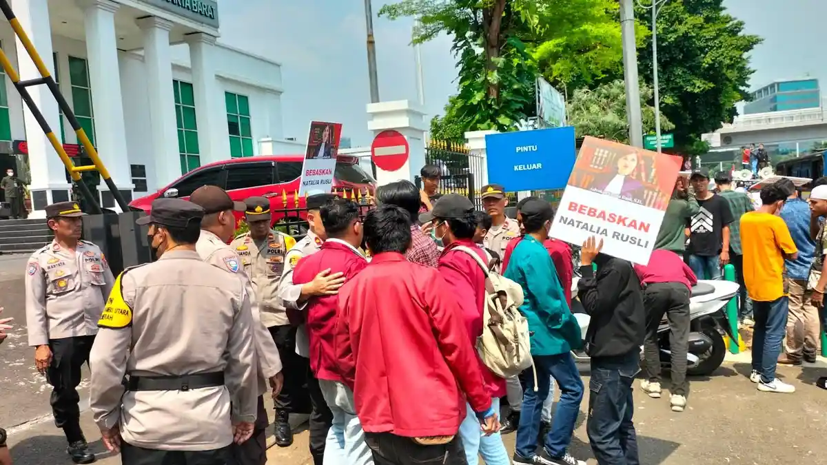 Gerombolan Mahasiswa Geruduk PN Jakbar, Minta Natalia Rusli Dibebaskan dari Kasus Penipuan