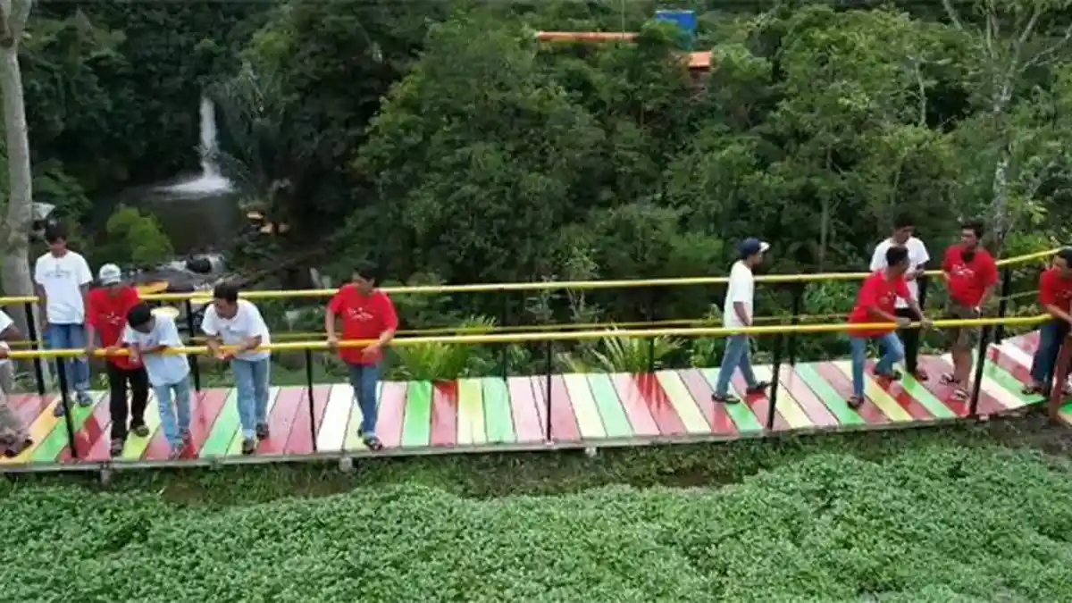Spot Selfi Instagramable Ala Erick Thohir di Wisata Air Terjun Sengkuang