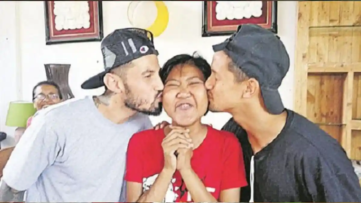 Ciuman Special Irfan Bachdim dan Stefano Lilipaly Untuk Kadek Novia